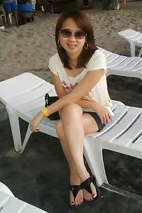 Pinay asian milf With white beautiful legs & soles